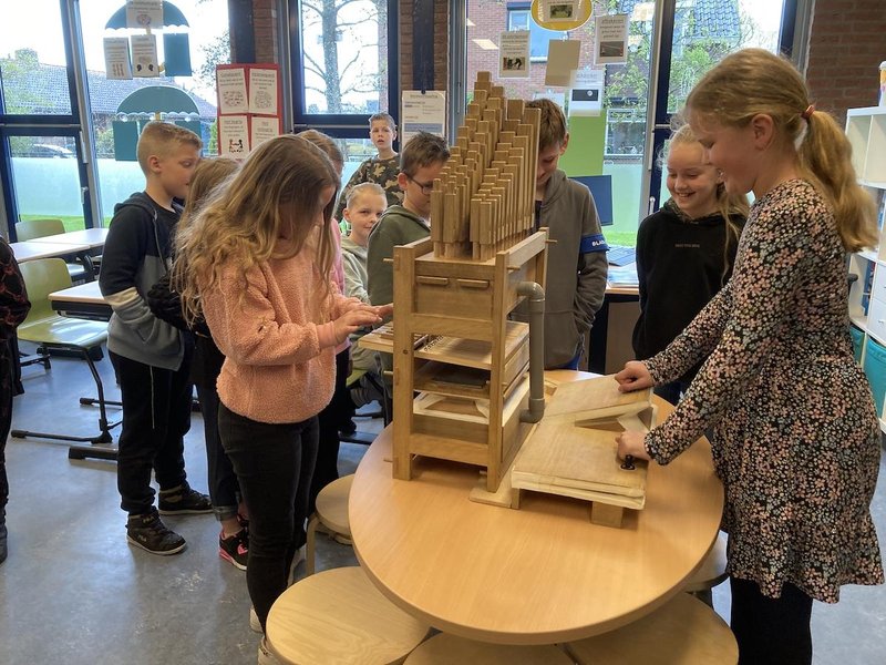 Leerlingen bouwen samen een doe-orgel